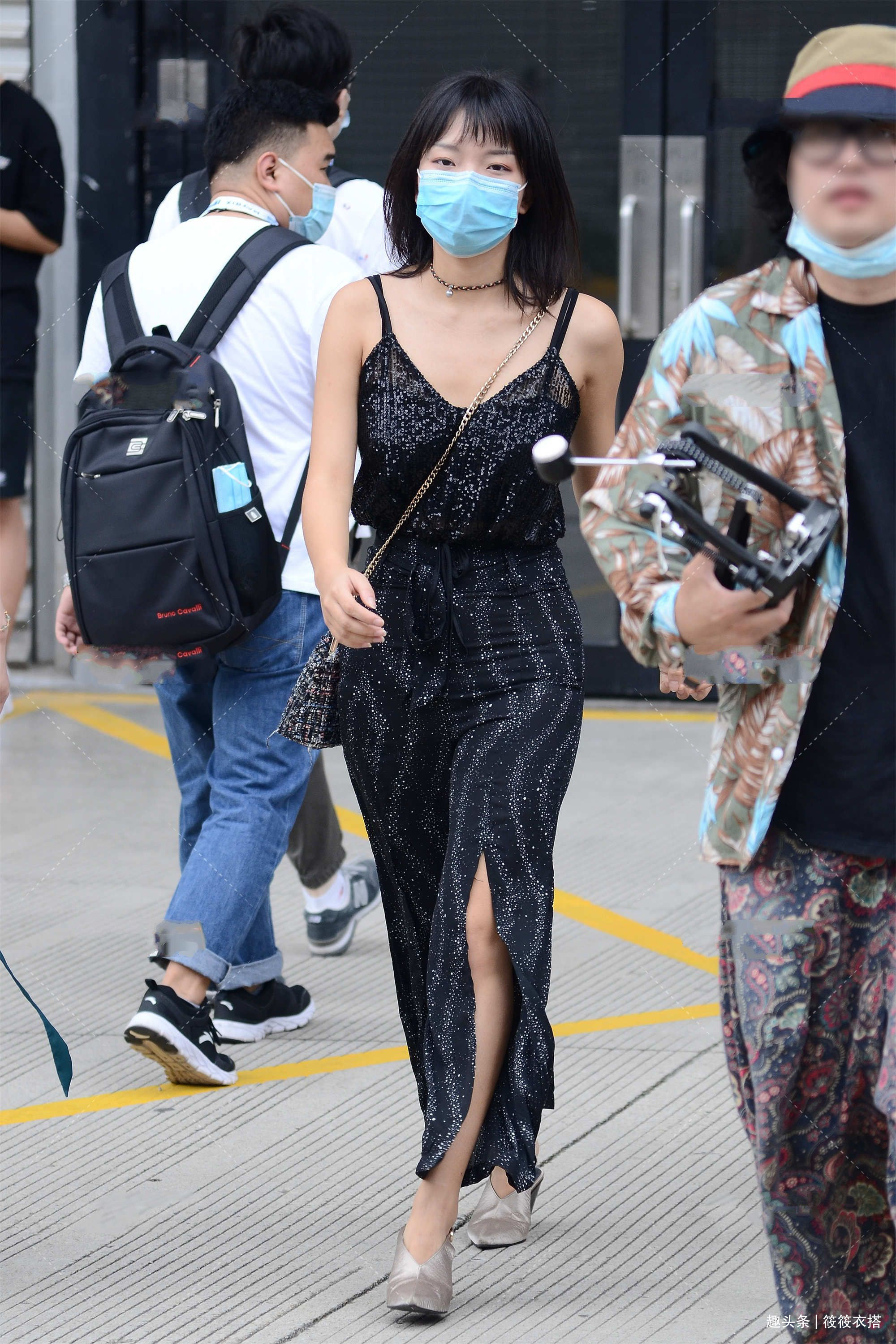 亮片装饰连体衣搭配一双银亮色高跟鞋，华丽高贵，穿上有气质