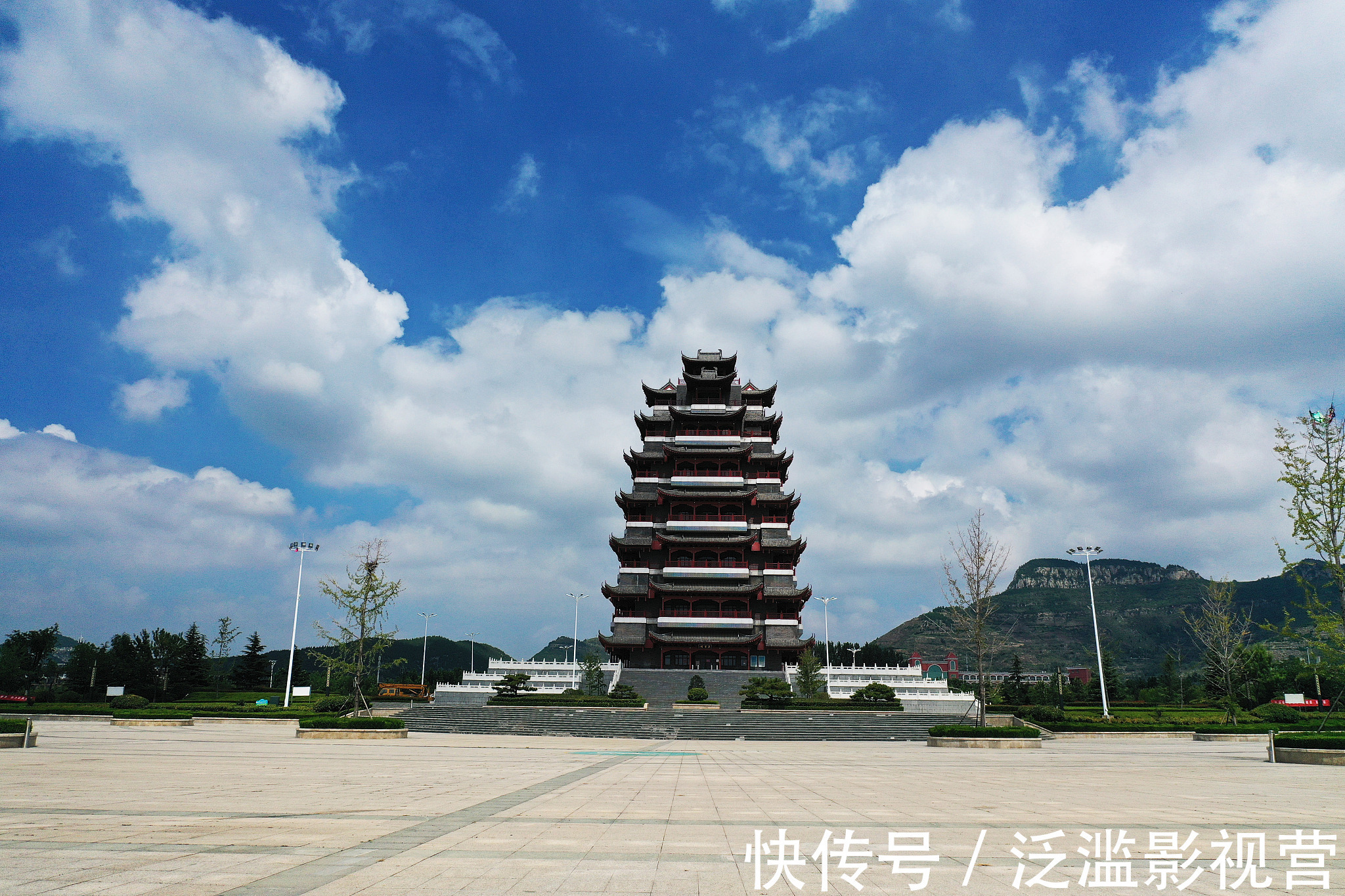 我们需要大力推送原创类节目，不断融合民族色彩和地方色彩