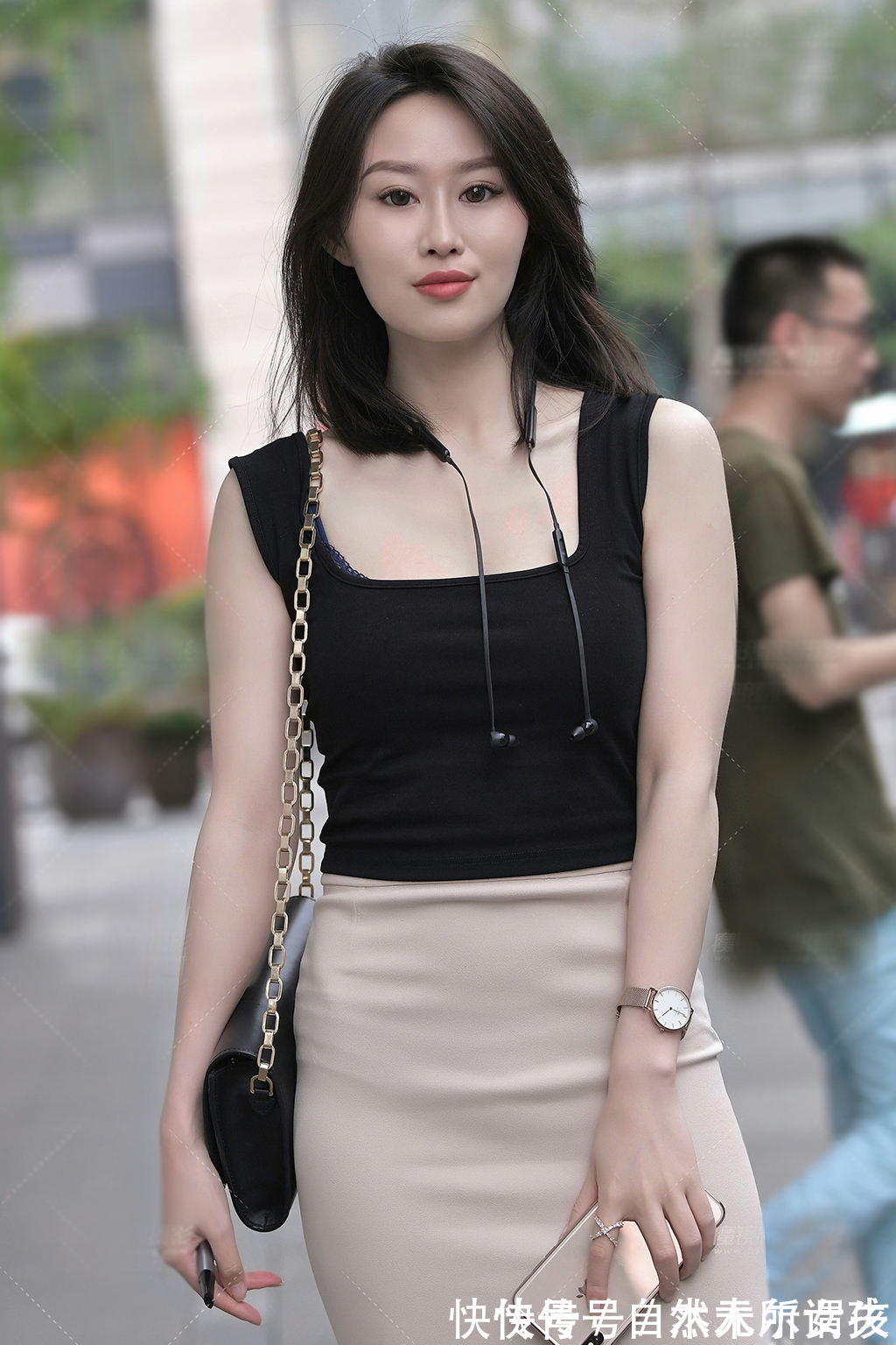 小姐姐 黑色吊带衫配杏色一步裙,清新时尚又显气质,美得简约又大方