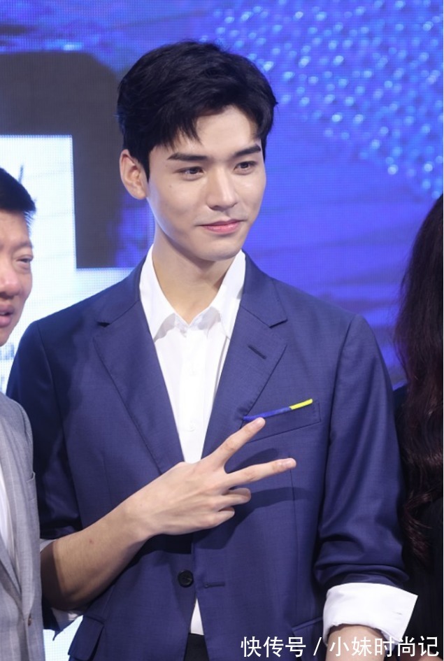 西装|龚俊真拥有一张好皮囊,穿西装侧颜太迷人,身材又瘦又高让人心动