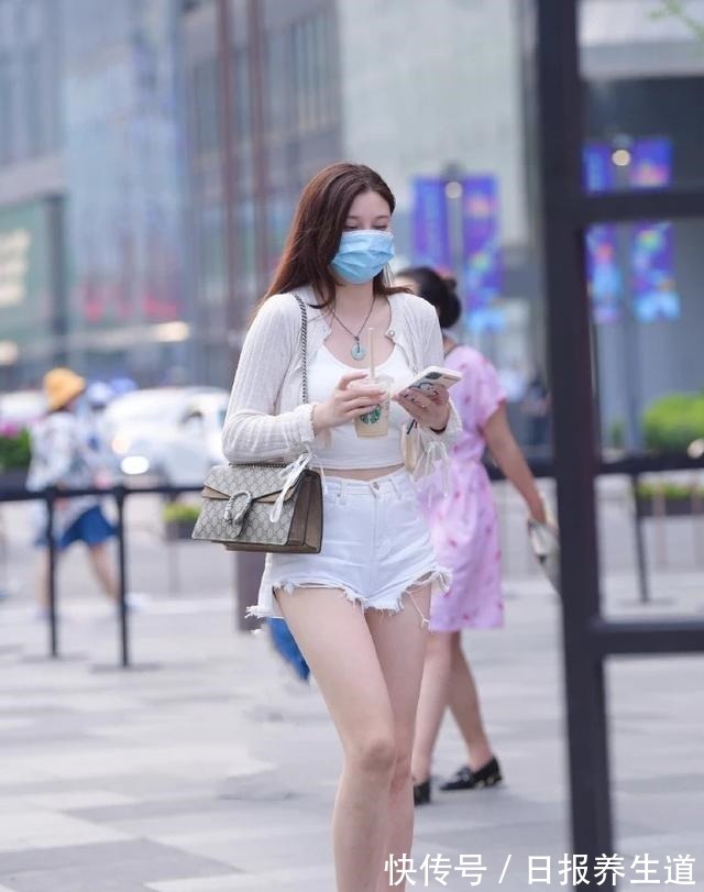 秘诀 浅粉圆领背心搭配亮蓝打底裤,清新可爱,尽显随意慵懒!