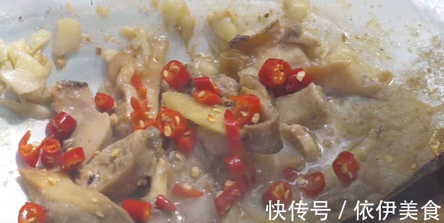 切成块状|野外爆炒大河蚌,肉嫩肥美,飘香十里,让人直流口水!