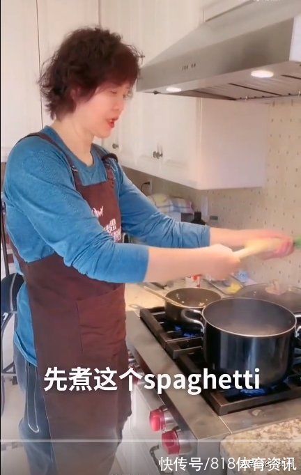 中国女排|真香!郎平美国豪宅下厨做意大利餐,为老公女儿烹饪意面+鸡排+沙拉