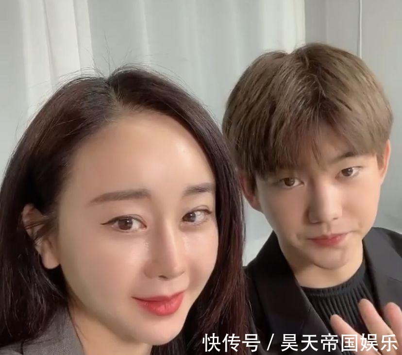 45岁咸素媛直播，全程戴着墨镜吃面条，墨镜起雾了都舍不得摘