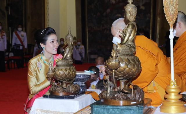 贵妃 诗妮娜戴完蓝宝石又戴绿宝石,不是正妻也闪耀,曾撞衫婆婆也不输