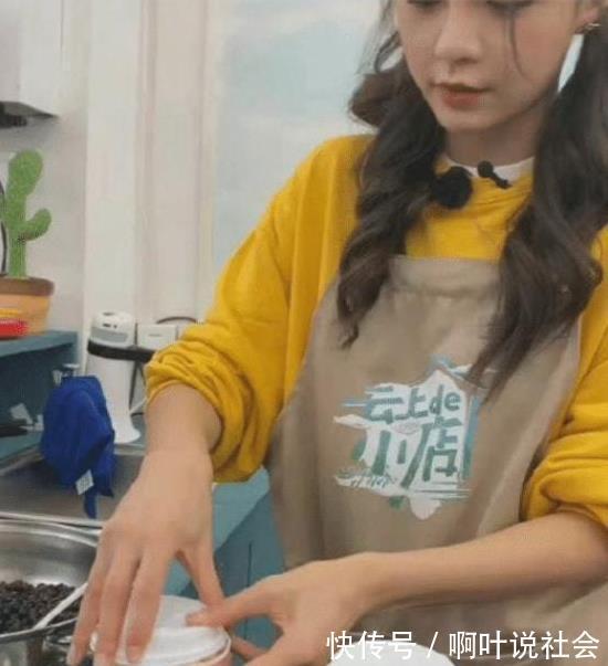 47歲汪涵在農(nóng)村開小賣部，鬢角發(fā)白肚腩突出，好友蔡國慶來捧場