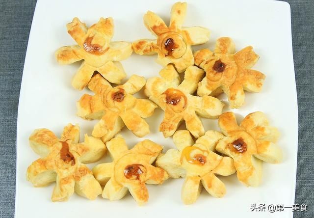 面团|一碗面粉,一捏一烤,厨师长教你做梅花酥,酥脆可口,甜而不腻