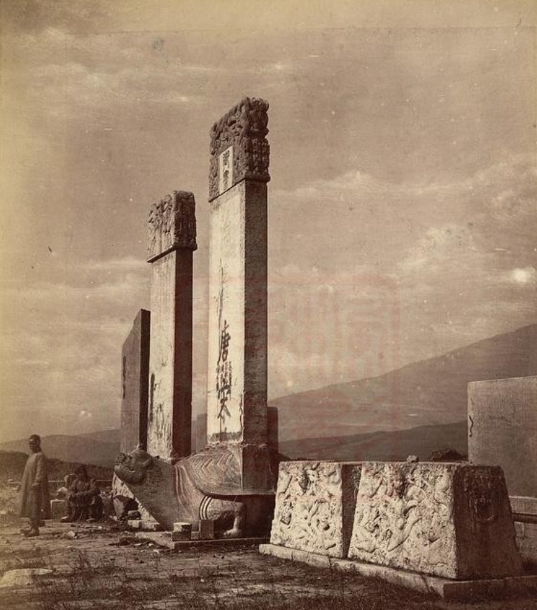 百年前明孝陵,不见五陵豪杰墓,无花无酒锄作田