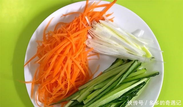 做法超简单的豆皮卷，鲜香美味，一口清脆，好吃到停不下来