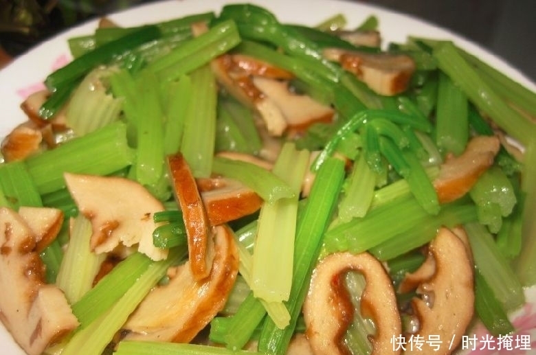 冬天芹菜加它一起炒，比肉还香，营养健康，成本只要几块钱