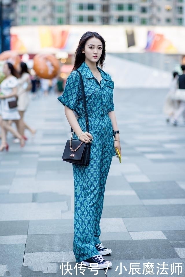 路人街拍，小姐姐搭配清新简洁的白色短裤，显得元气满满