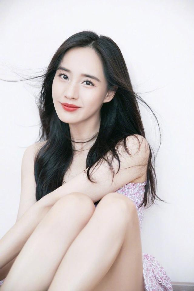 王智|王智真乃“人间尤物”, 穿抹胸碎花裙美回“秋雅”, 谁看了不心动