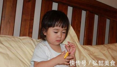 家里面|宝宝脖子长羽毛,家长当过敏治,医生说出原因家长吓出一身汗