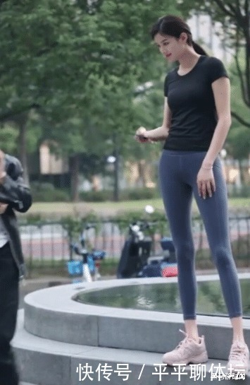 黑色T恤搭配深蓝色瑜伽裤,展现高挑身材,纤细美感