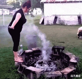 |搞笑GIF：小姐姐过个生日还被嘲讽单身，下次我陪你过吧！