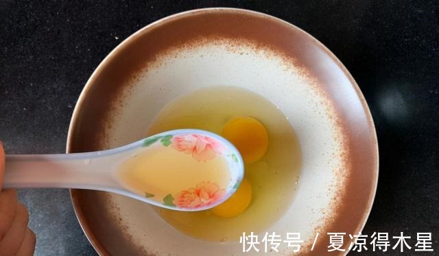 用馄饨皮就能做包子，不需要发面，皮薄还好吃，特别省时哦！