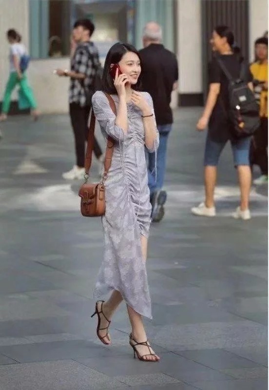 街拍：美女身材好就是这么自信，闺蜜的大长腿也十分吸睛