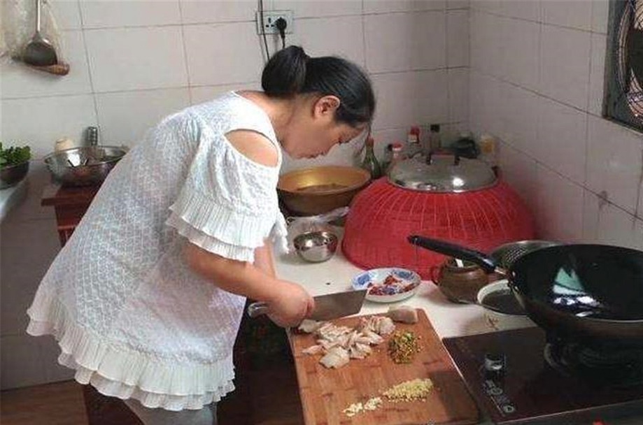 孕妇|“最辛苦孕妇”火了！孕8个月无人照顾，含泪硬撑自己操劳孕妇餐