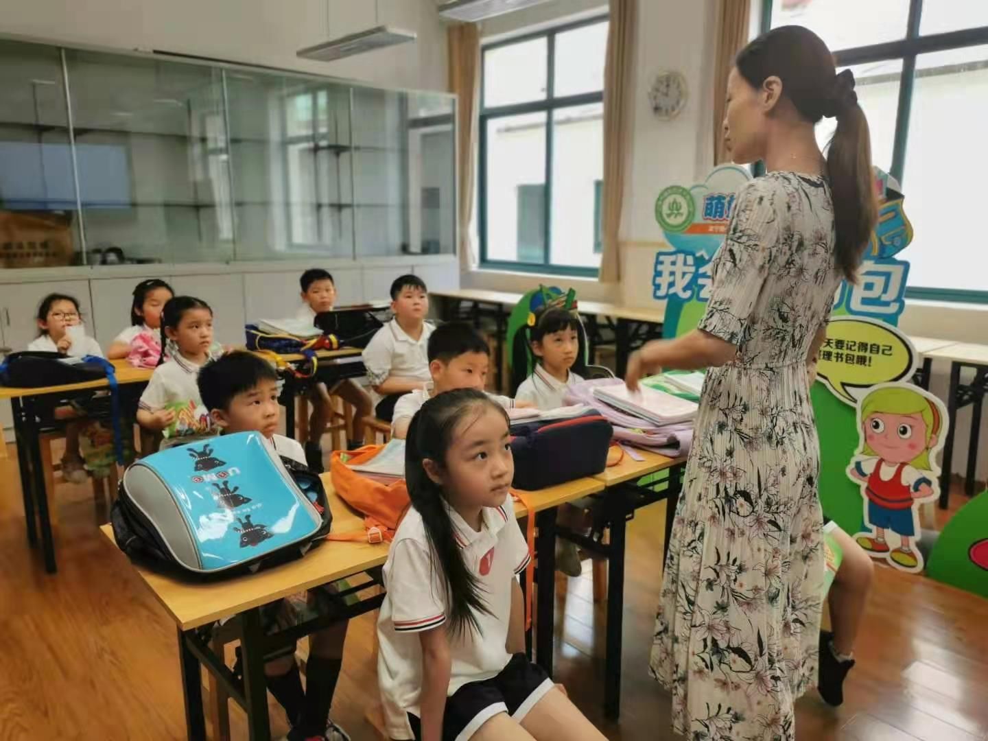 课桌|每位新生课桌上都有防疫包，开学倒计时，申城中小学严守校园防疫线