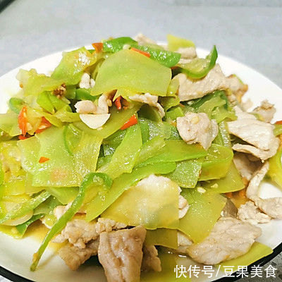 这道爽脆莴笋炒肉真的是不讲究，有啥放啥都好吃