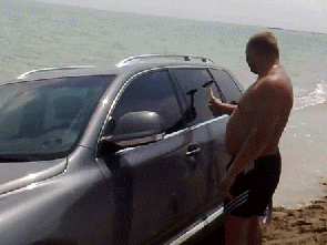 |搞笑GIF:大哥你这样拿蛋糕回去会不会被打