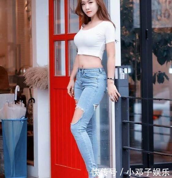 美女长发披肩,这样穿清新又自然,化身文艺复古女神