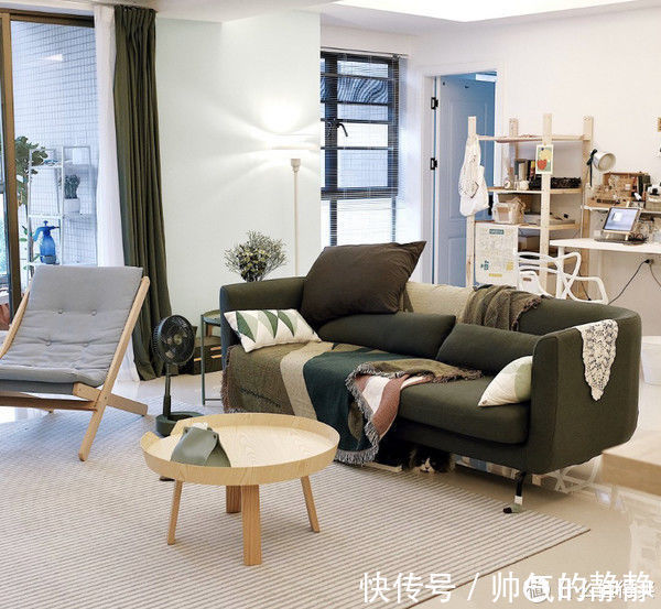 小喜|这对夫妻太有远见,把次卧和客厅打通,清爽开阔,日子过得简单舒适