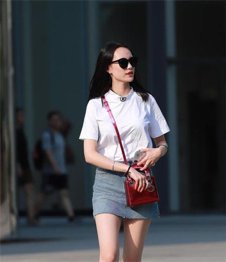 长裤|身材丰腴的美女,半袖配牛仔长裤,修身显身材