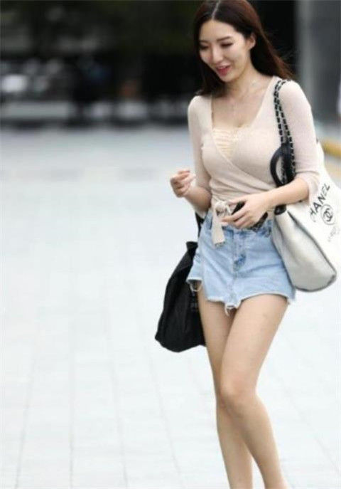 完美|街拍:穿黑色连衣裙的时尚小姐姐,彰显完美的女神气质