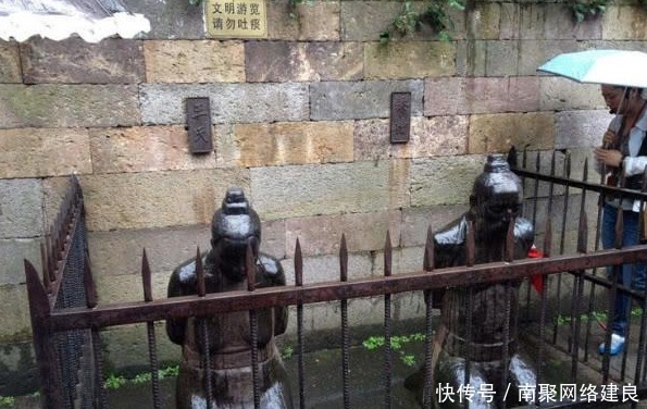 岳飞|岳飞墓前本来跪着5个人,现在却变成了4个?为什么?