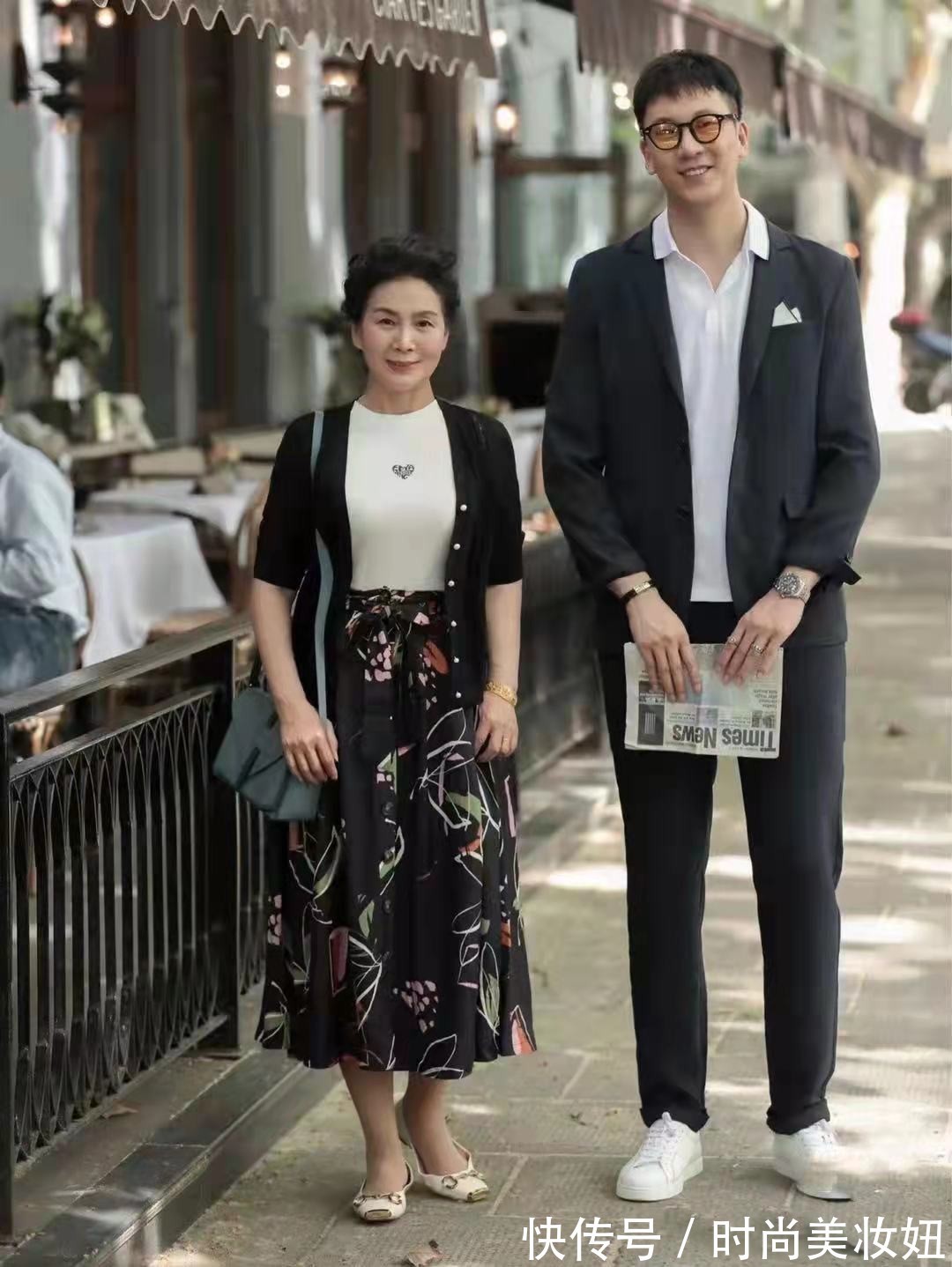 西部牛仔|60岁的女人,上衣+半身裙怎么搭才时髦?教你4组百搭公式,美又嫩