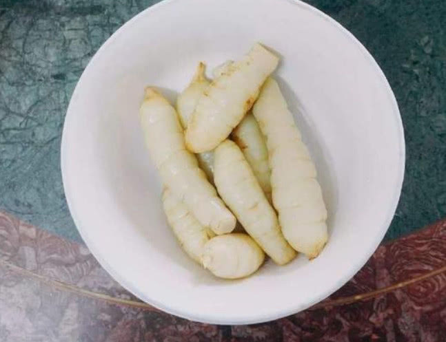 七旬老奶奶摆摊卖“大虫子”,大家都抢着买,识货大叔不多见了