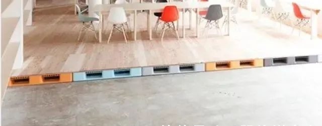 功能区|邻居家不铺瓷砖，直接用塑料托盘铺木地板，24小时就能铺完全屋