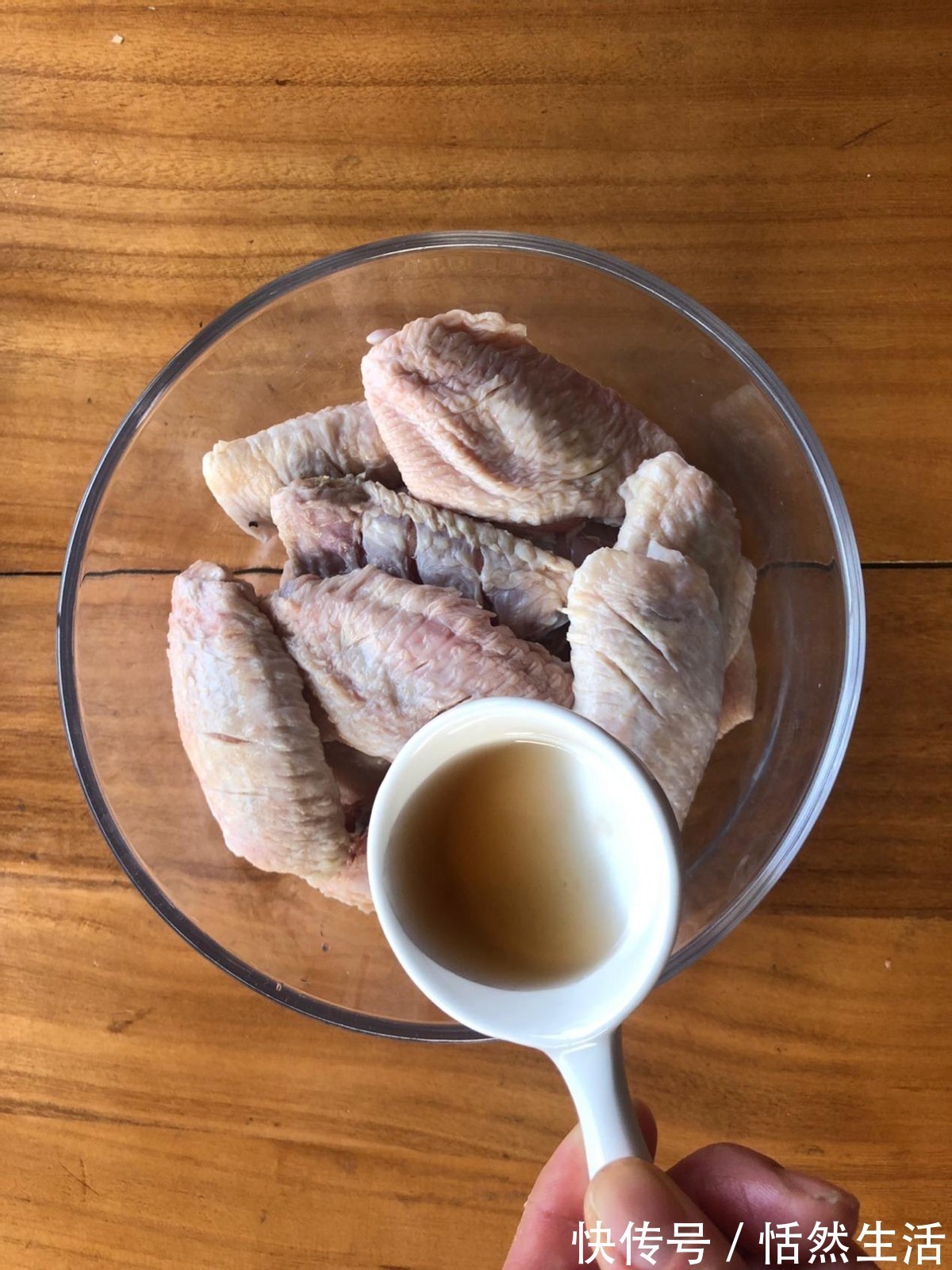 鸡翅|想吃鸡翅的看过来,一个烤箱搞定,好吃到舔手指