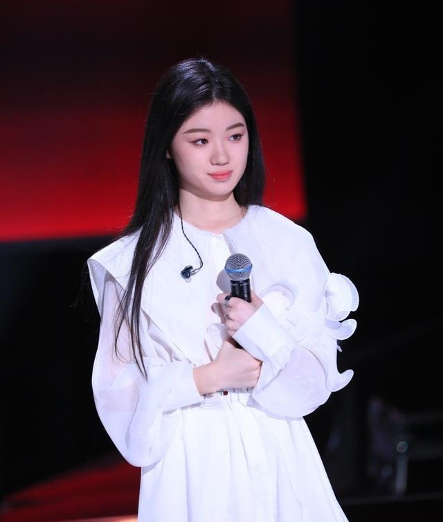 占据|《中国好声音》总决赛海报宋宇宁占据C位,单依纯反而落了下风