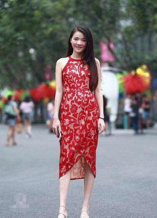 姑娘穿|街拍:黑色无袖上衣搭红色格子半身裙,这一身穿搭有一些小性感