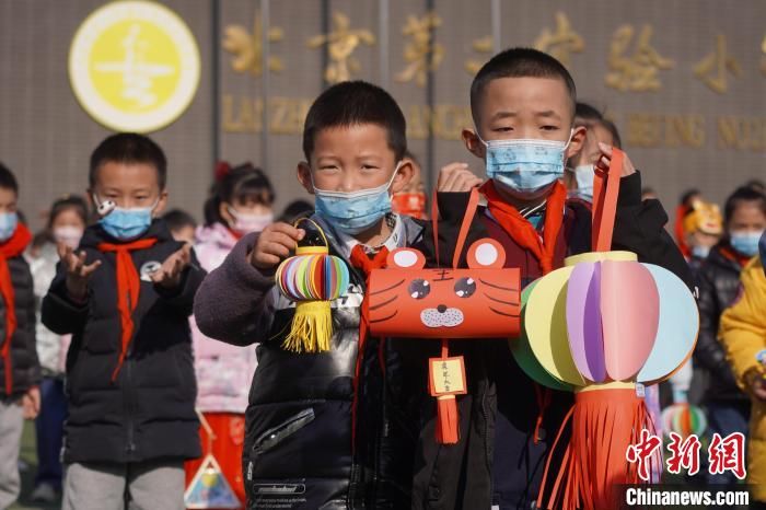 北京第二实验小学|兰州一小学学生头戴“虎头帽” 喜迎新学期