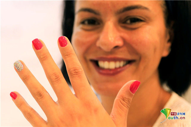 inst迪拜美容院推出“指甲芯片”代替名片