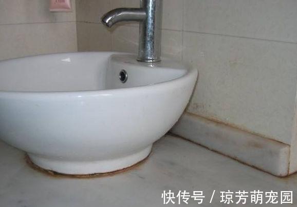 水槽|水槽边上的玻璃胶老是发黑发霉?教你3招,不换新的也能一擦即净