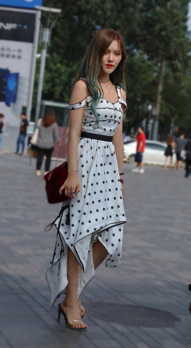 小姐姐|粉色雪纺衫搭灰色百褶裙,能够充分彰显出典雅气质与穿搭品味