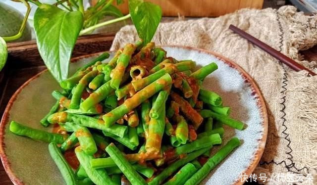 豆角与芝麻酱是好“搭档”,清爽爽口,酱汁飘香四溢