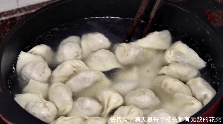 教你做鲜虾馄饨,做法简单,皮薄馅多又多汁,上桌家人都爱吃