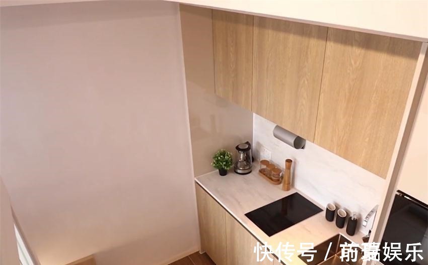 收纳|小两口买下21㎡婚房,巴掌大的家挤出“双客厅”,生活去繁从简