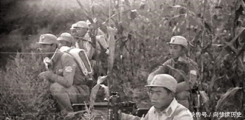 历史|抗战时八路军打鬼子历史照,向日军反冲锋,被打死的日军躺在地上