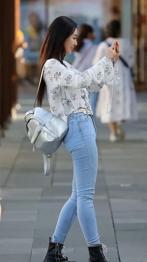 腰身|紧身牛仔裤展现出的纤细腰身,价格平民穿出时尚感,尽显性感范