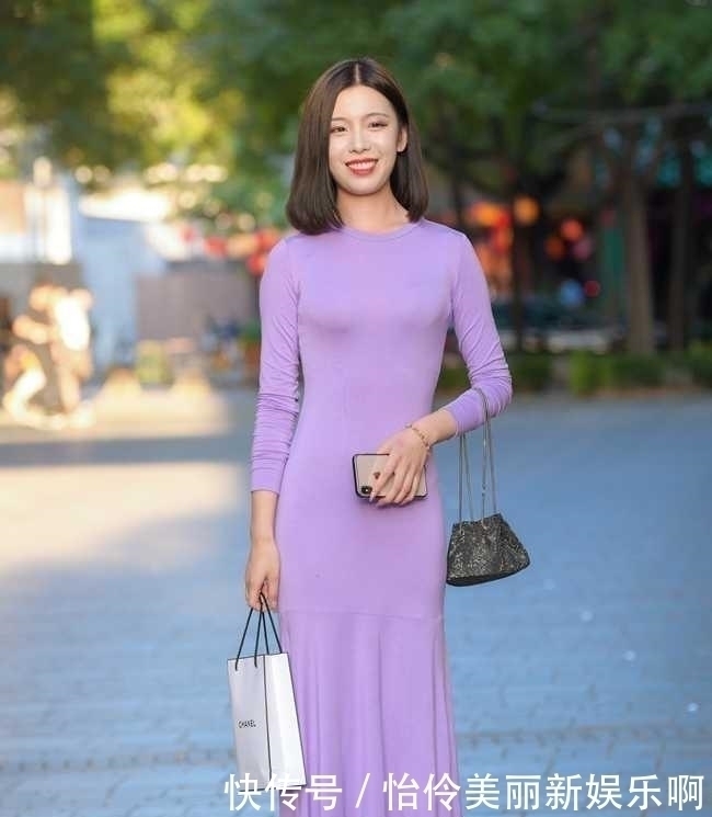 美女一件连衣裙,硬是穿出了紧身衣的效果