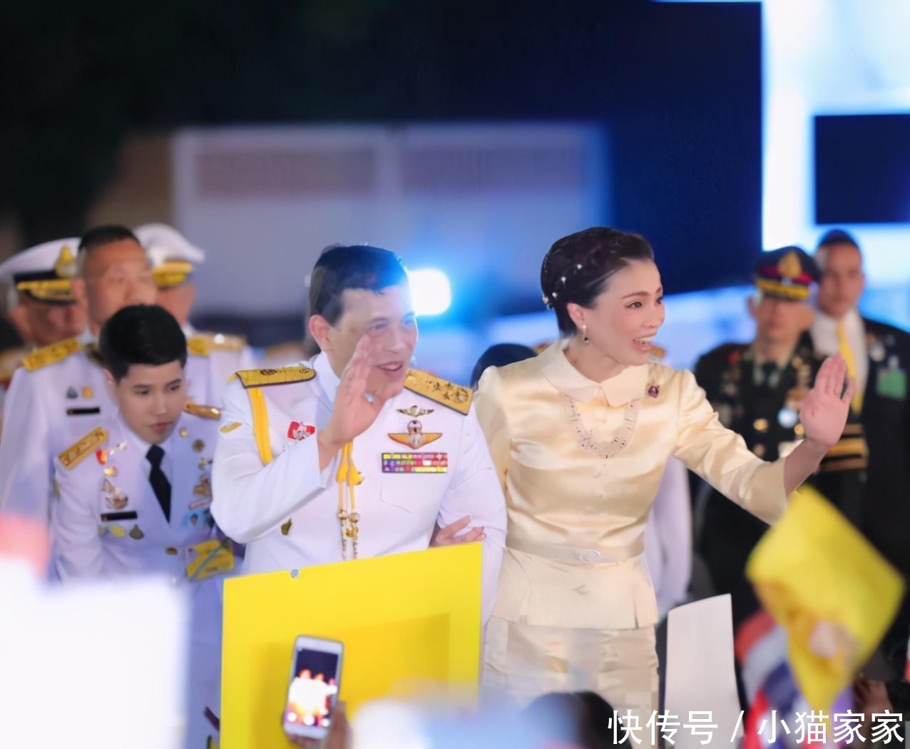 选择|诗妮娜衣品提升了!连换两身传统裹身裙,黄色明艳黑色高冷显稳重