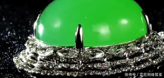 站不稳|大姐十年前用辆车换的蛋面翡翠,今想用其换套房,鉴定后站不稳