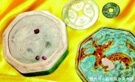 避雨|农民干活时天降大雨,躲菜园子避雨,无意发现古墓,内有五彩舍利