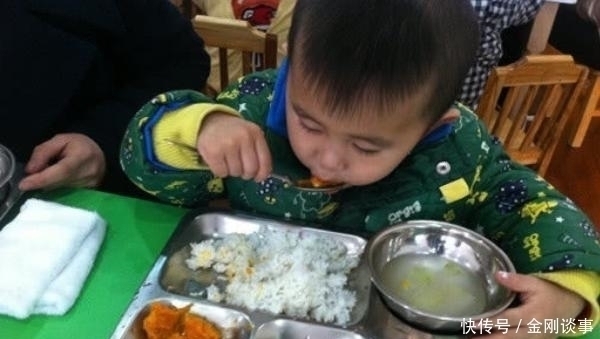 主动权|4岁宝宝在家要喂饭,到幼儿园吃饭别提多香,老师的话道出真相